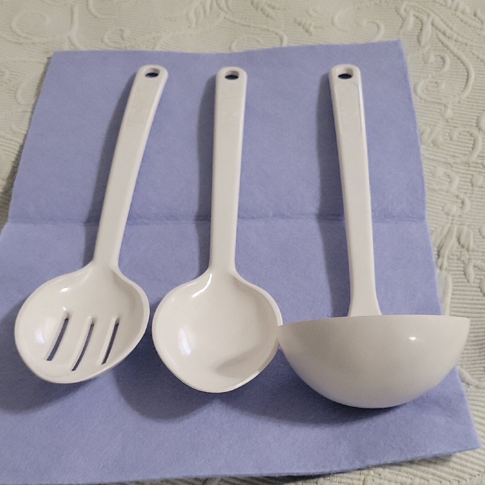 Vtg.Ultratemp white  Kitchen Utensil Set